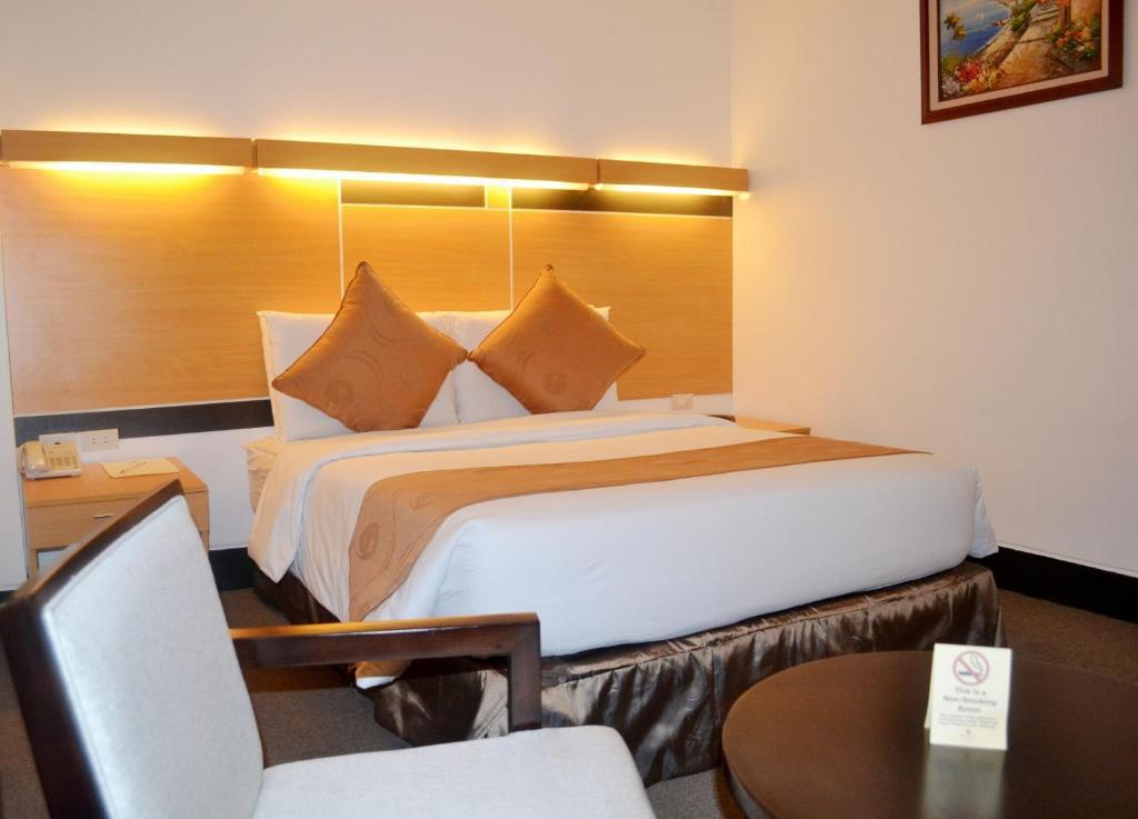 Big 8 Corporate Hotel Tagum Zimmer foto